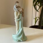 FAMILIA DECORATIVA CASAL C/ MENINO RESINA 12CM X 11CM X 28,5CM