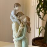 FAMILIA DECORATIVA CASAL C/ MENINO RESINA 12CM X 11CM X 28,5CM - Imagem 2