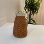 GARRAFA TERMICA DE PLASTICO MARROM COM TAMPA DOURADA NEW RATTAN 1L