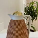 GARRAFA TERMICA DE PLASTICO MARROM COM TAMPA DOURADA NEW RATTAN 1L - Imagem 2