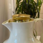 GARRAFA TERMICA DE PLASTICO BEGE COM TAMPA DOURADA VINTAGE RATTAN 1L - Imagem 2