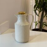 GARRAFA TERMICA DE PLASTICO BEGE COM TAMPA DOURADA VINTAGE RATTAN 1L