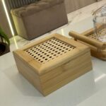 CAIXA ORGANIZADORA DE BAMBU COM DIVISORIAS E TAMPA EM TRELICA 17CM X 16CM X 7,5CM