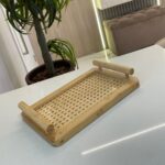 BANDEJA DE BAMBU COM ALCAS E FUNDO EM TRELICA 25CM X 15CM X 5CM