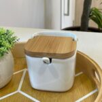 SALEIRO DE MESA DE CERAMICA C/TAMPA DE BAMBU E COLHER BIANCO 9x9x8,5cm