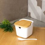 SALEIRO DE MESA DE CERAMICA C/TAMPA DE BAMBU E COLHER BIANCO 10cm x 10,5cm x 10cm - Imagem 2