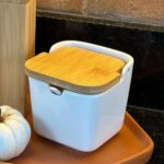 SALEIRO DE MESA DE CERAMICA C/TAMPA DE BAMBU E COLHER BIANCO 10cm x 10,5cm x 10cm