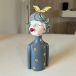 FIGURA DECORATIVA DE RESINA BONECA 8cm x 7,5cm 20cm