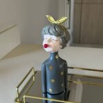 FIGURA DECORATIVA DE RESINA BONECA 8cm x 7,5cm 20cm - Imagem 2