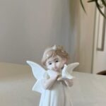 ANJINHO EM PE PEQ. C/ POMBA PORCELANA BRANCO 12cm x 7cm - Imagem 2