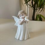 ANJINHO EM PE PEQ. C/ POMBA PORCELANA BRANCO 12cm x 7cm