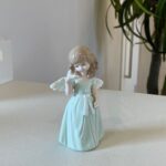 ANJINHO EM PE CACHEADO C/ POMBA PORCELANA VERDE 12X7CM