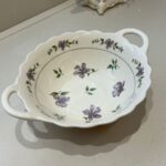 TRAVESSA/SALADEIRA REDONDA. LAVANDA COM ALCA 26X21 CM