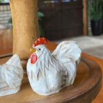 XK-23 B ENFEITE GALINHA E GALO BRANCOS - Imagem 2