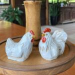 XK-23 B ENFEITE GALINHA E GALO BRANCOS