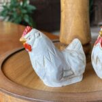 XK-23 B ENFEITE GALINHA E GALO BRANCOS - Imagem 3