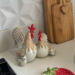 GALO GALINHA E 2 PINTINHOS EM RESINA