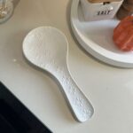 DESCANSO DE COLHER BRANCO RELEVO