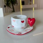 XICARA DE CERAMICA C/ PIRES CORAÇAO NO PEGADOR VERMELHO 300 ML