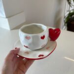XICARA DE CERAMICA C/ PIRES CORAÇAO NO PEGADOR VERMELHO 300 ML - Imagem 2