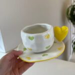 XICARA DE CERAMICA C/ PIRES CORAÇAO NO PEGADOR AMERELO 300 ML - Imagem 2