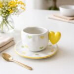 XICARA DE CERAMICA C/ PIRES CORAÇAO NO PEGADOR AMERELO 300 ML