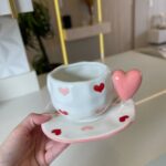 XICARA DE CERAMICA C/ PIRES CORAÇAO NO PEGADOR ROSA 300 ML - Imagem 2