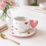 XICARA DE CERAMICA C/ PIRES CORAÇAO NO PEGADOR ROSA 300 ML