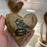 CORAÇÃO PASSARO NINHO  PIROGRAFADO 11X11CM